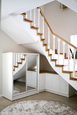 Шафа під сходами